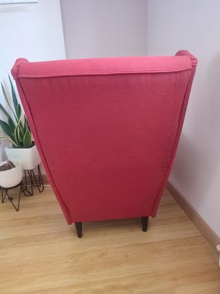 Sillón IKEA Strandmon rojo