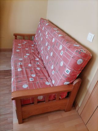 Sofá libro-nido con brazos de madera pino.