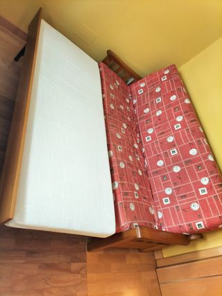 Sofá libro-nido con brazos de madera pino.
