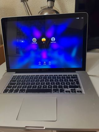 MacBook Pro 2010, cargador y ratón