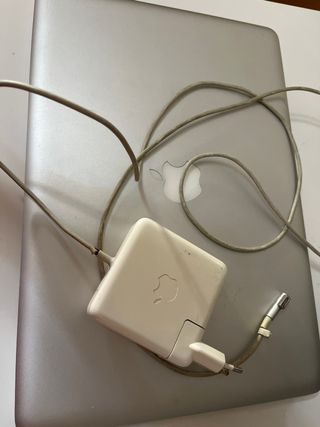 MacBook Pro 2010, cargador y ratón
