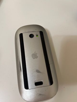 MacBook Pro 2010, cargador y ratón