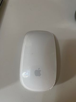 MacBook Pro 2010, cargador y ratón