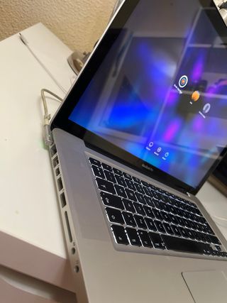 MacBook Pro 2010, cargador y ratón