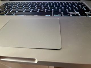 MacBook Pro 2010, cargador y ratón