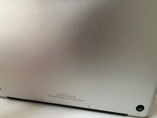 MacBook Pro 2010, cargador y ratón