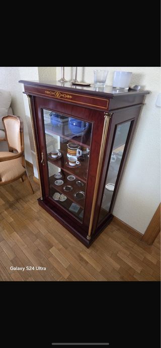 Vitrina antigua de madera y cristal