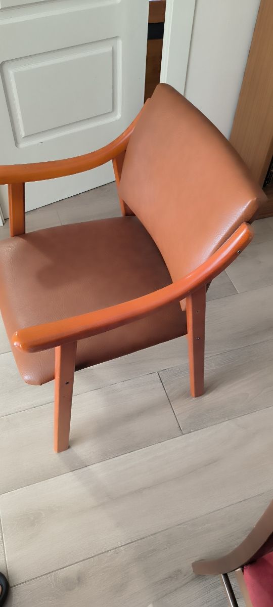 Silla marrón de madera y cuerina