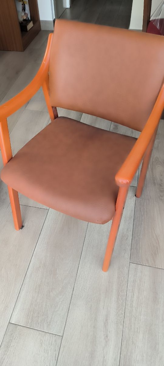 Silla marrón de madera y cuerina