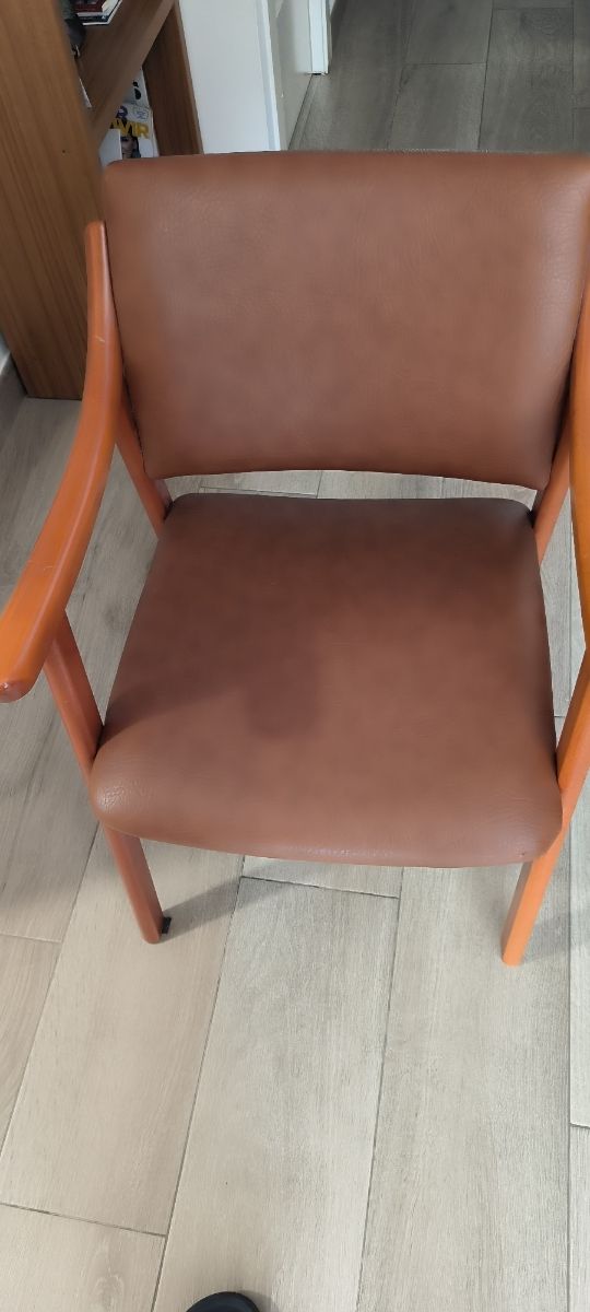 Silla marrón de madera y cuerina