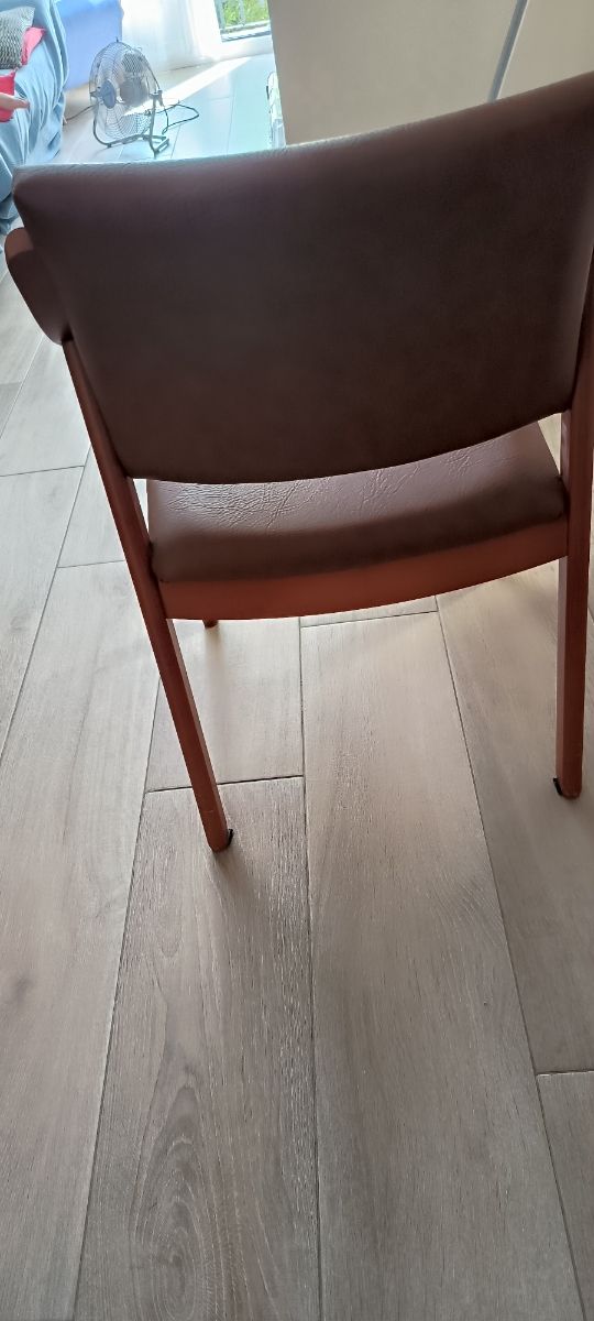 Silla marrón de madera y cuerina