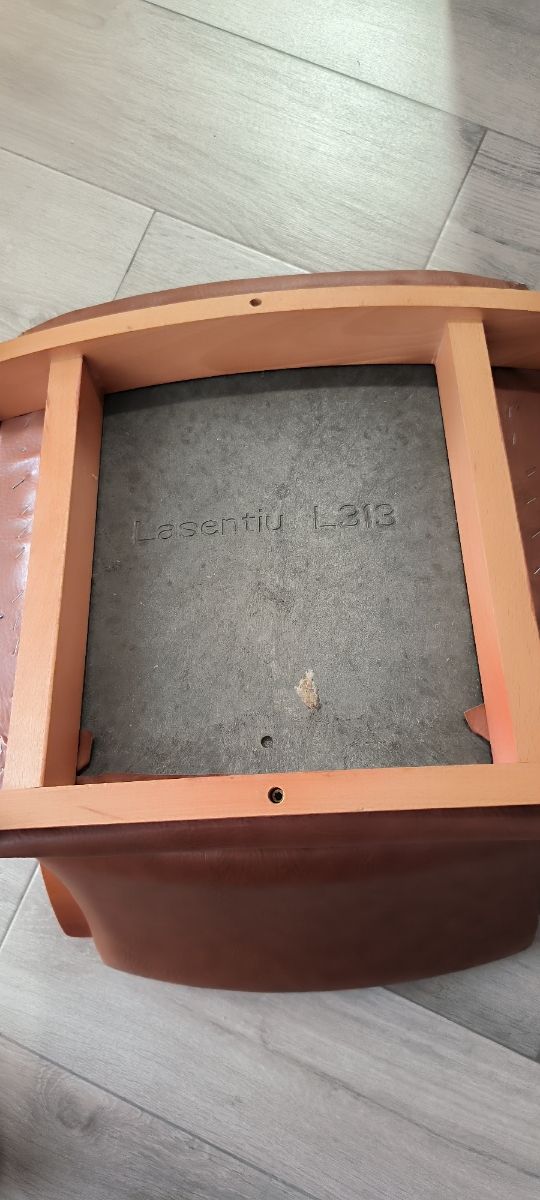 Silla marrón de madera y cuerina