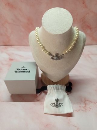 Collar Vivienne westwood con perlas 
