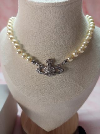 Collar Vivienne westwood con perlas 
