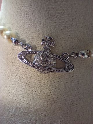 Collar Vivienne westwood con perlas 
