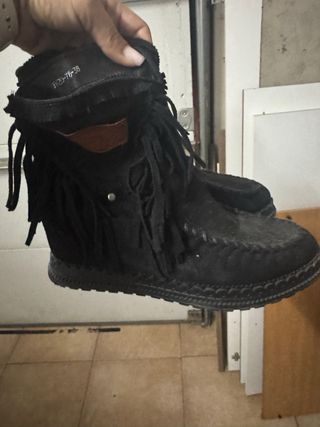 Botas negras con flecos