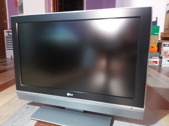 TV LG 32" TDT- Negro y plata