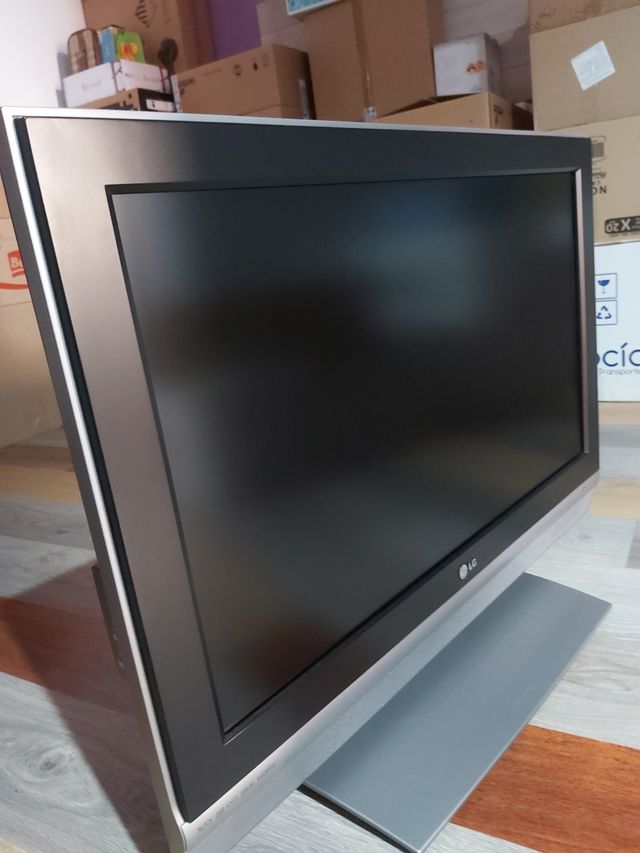 TV LG 32" TDT- Negro y plata