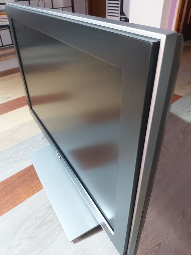 TV LG 32" TDT- Negro y plata