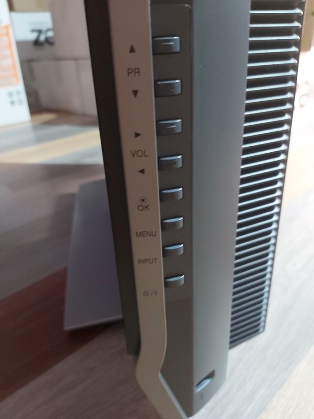 TV LG 32" TDT- Negro y plata