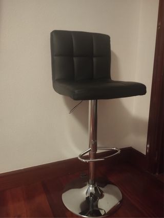se venden cuatro taburetes regulables altura 