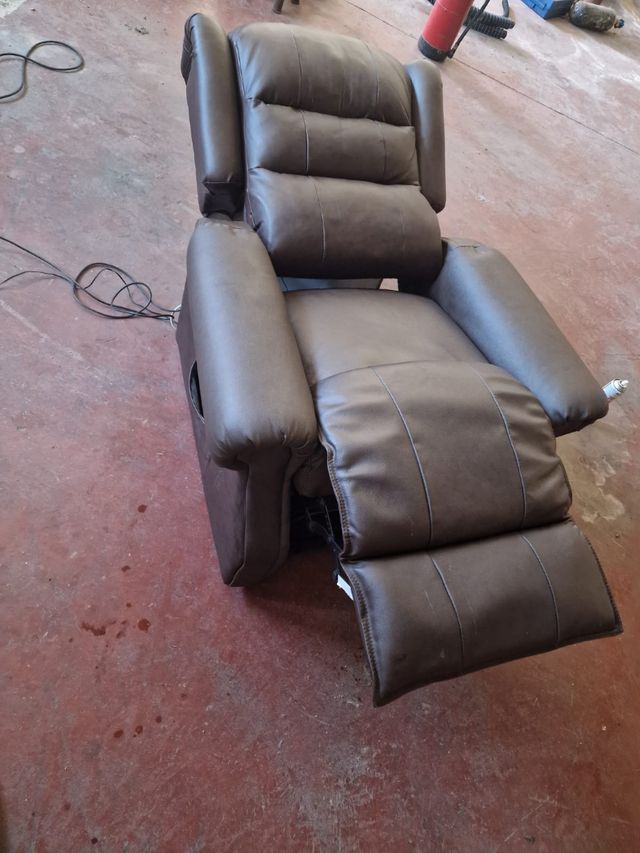 Sillón reclinable eléctrico marrón