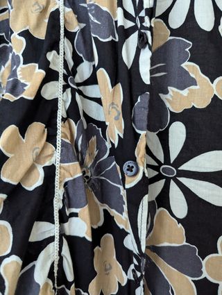 Camisa negra y beige - Flores