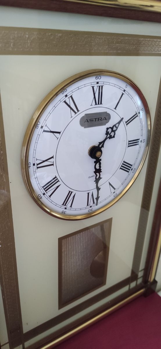 Reloj Astra de pared con péndulo.