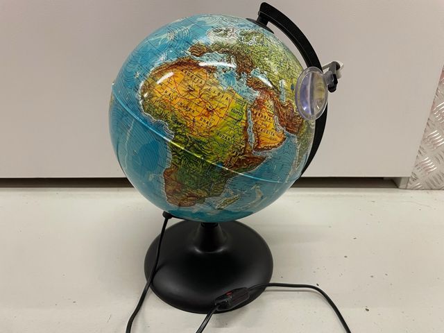 Globo terráqueo iluminado