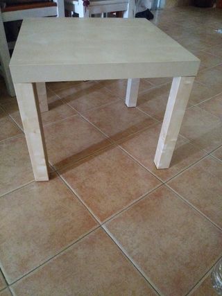 Mesa auxiliar beige de madera