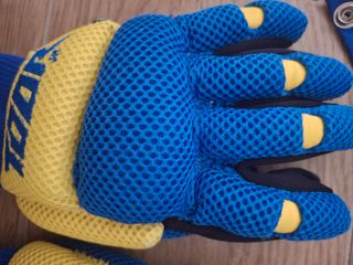 Guantes y rodilleras hockey Toor