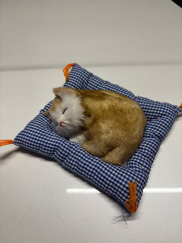 Gato dormido de peluche artesanal