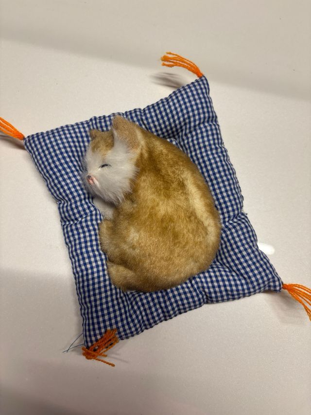 Gato dormido de peluche artesanal