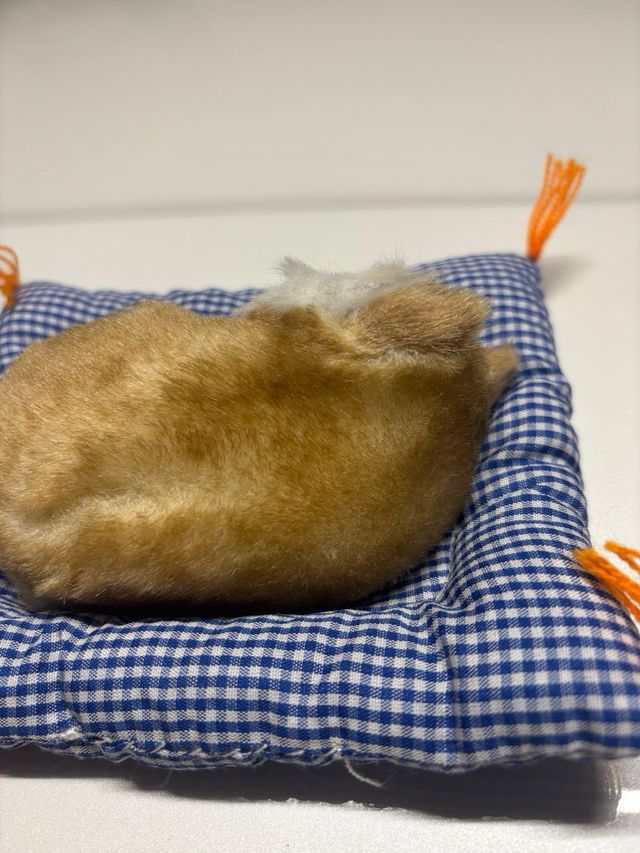 Gato dormido de peluche artesanal