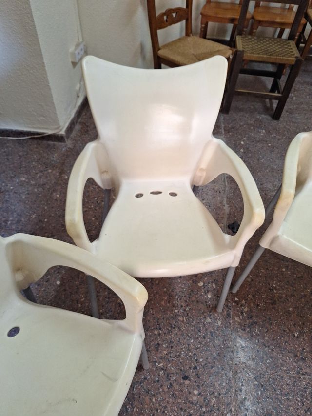 5 Sillas terraza blancas - metal, plástico