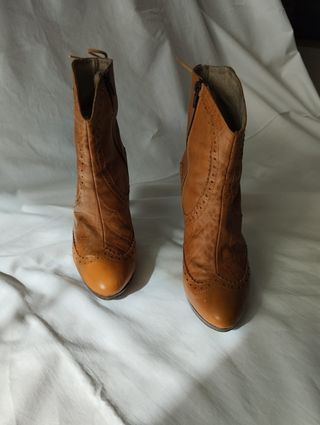 Botines cowboy marrones cuplé 
