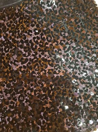 Falda negra lentejuelas y cuello estilo camisa