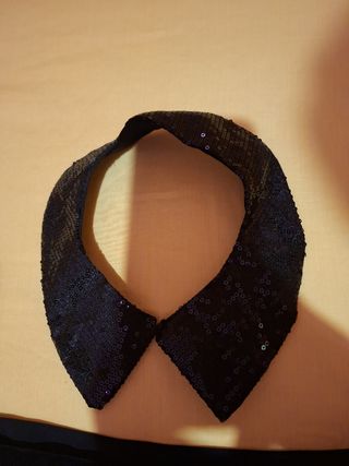 Falda negra lentejuelas y cuello estilo camisa