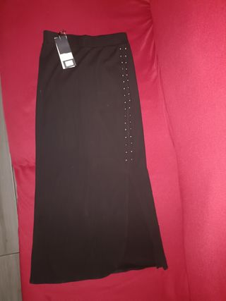 Falda midi negra con tachuelas