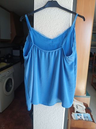 Top azul de encaje