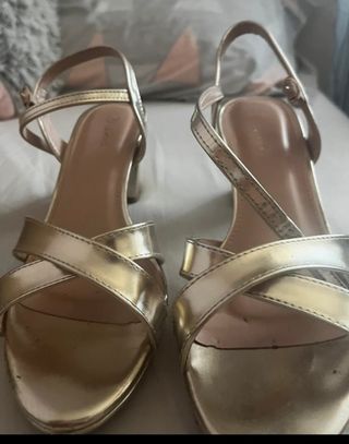 Sandalias doradas tacón