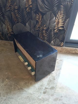 Radio antigua Askar negra y marrón