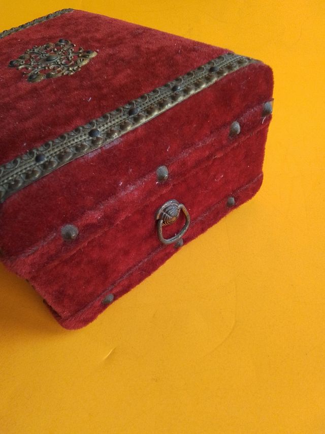 Portagioie in velluto con musica