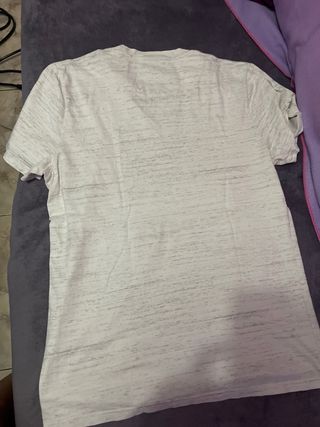 Camiseta Hollister blanca efecto desgastado