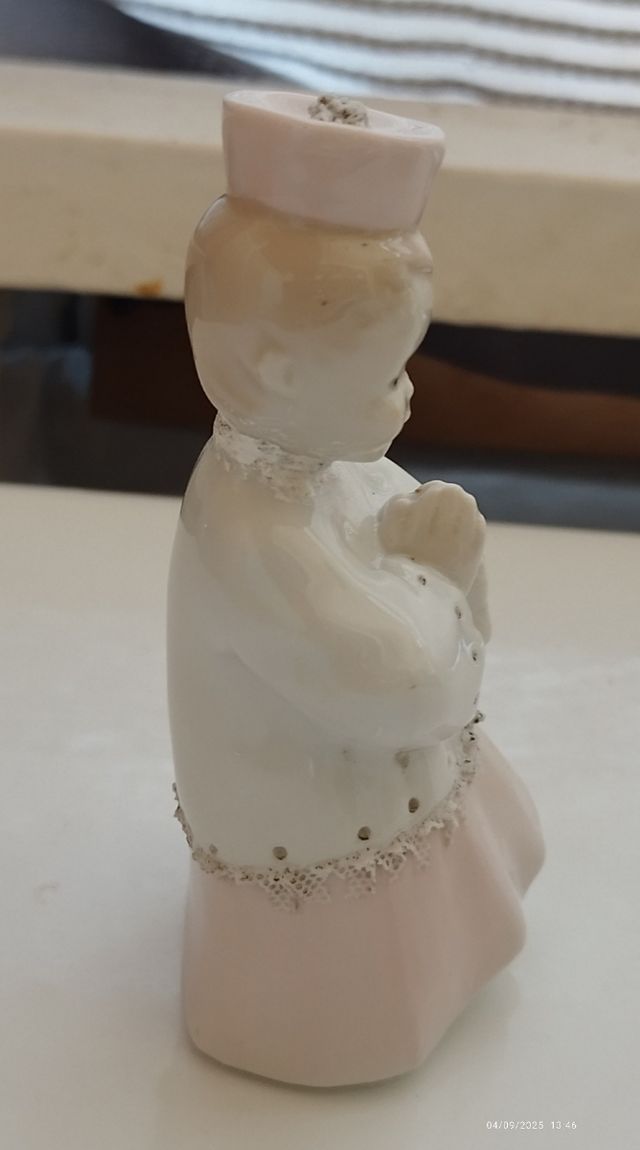 Monaguillo de porcelana