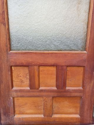 Puerta madera antigua con cristal y pestillo