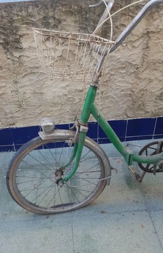 Bicicleta antigua verde