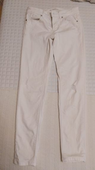 Vaqueros Stradivarius blancos rotos