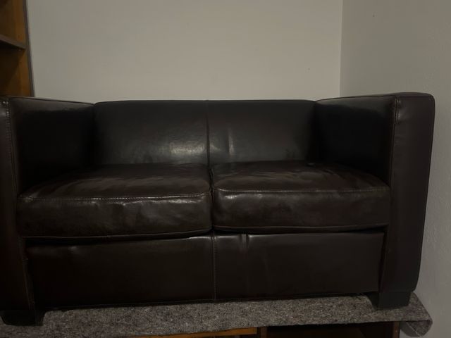 Sofá marrón de piel .