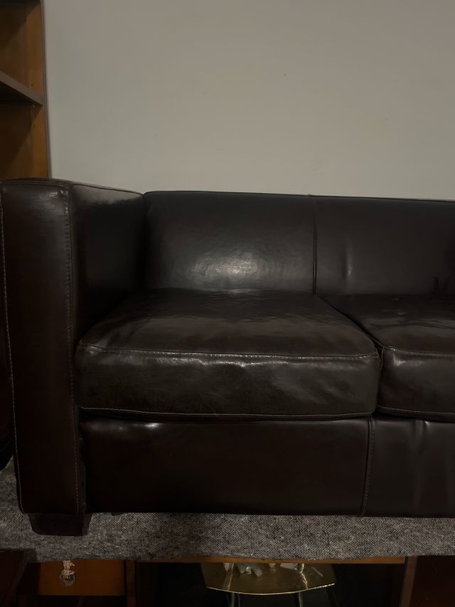 Sofá marrón de piel .